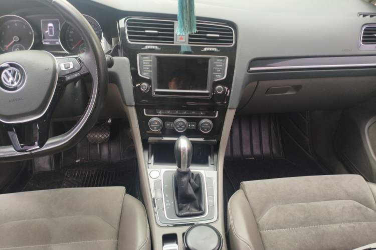 Used Volkswagen Golf 2016 280TSI Automatic Flagship Model Audio And AC Panel