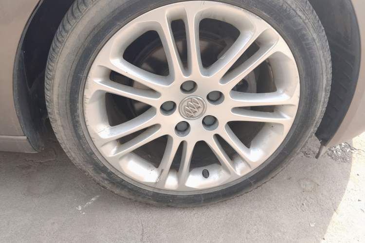 Used Buick Regal 2011 2.4L SIDI Elite Edition Right Front Wheel Hub