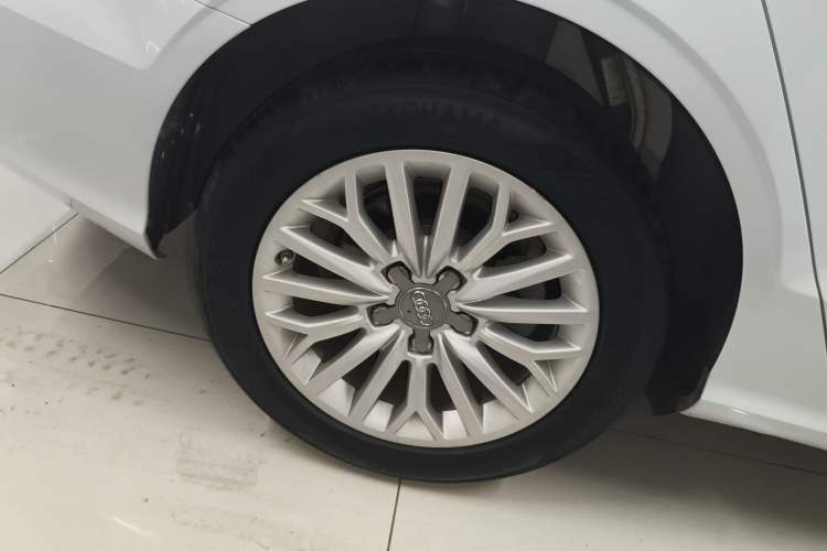 Used Audi A3 2015 Limousine 35 TFSI Millionth Anniversary Intelligent Leading Model Right Rear Wheel Hub