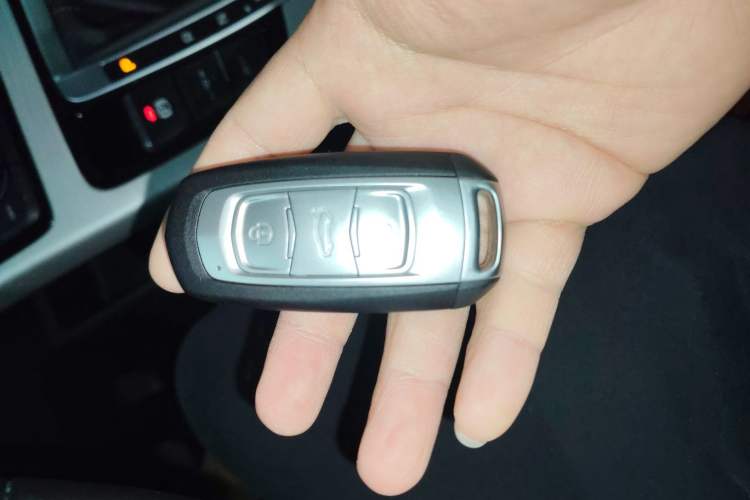 Used Geely Auto Emgrand X7 Sport 2018 1.8TD Automatic Two-Wheel Drive ZhiZun Model with 4G Connectivity
