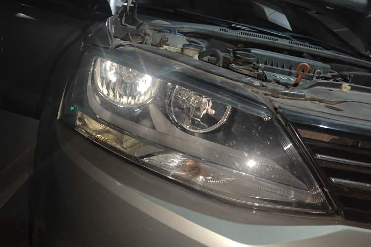 Used Volkswagen Sagitar 2014 Revised Version 1.6L Automatic Comfort Edition Right Front Headlight