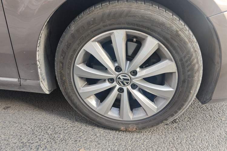 Used Volkswagen Magotan 2013 1.8TSI Premier Model Right Front Wheel Hub