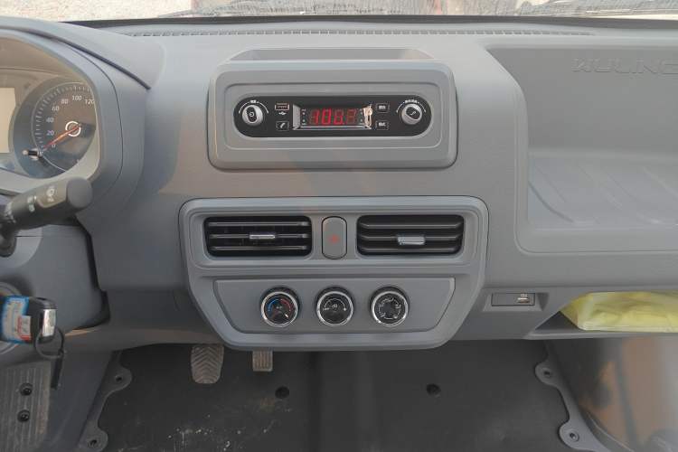 Used Wuling Yangguang 2024 300KM Comfort Version Passenger Van 75kW
