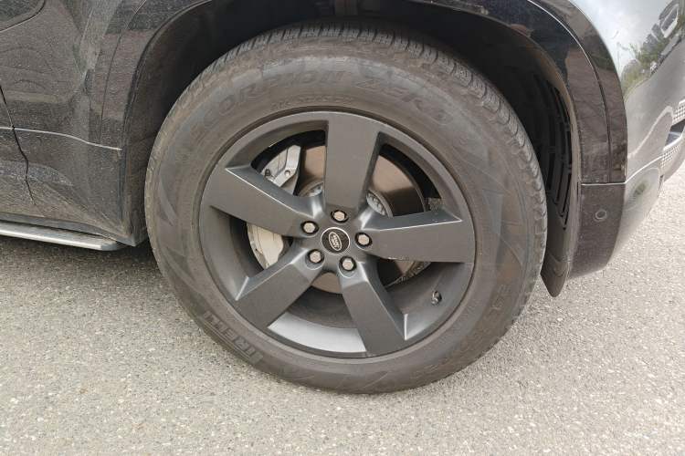 Used Land Rover Defender 2022 110 P400 X-DYNAMIC HSE Right Front Wheel Hub