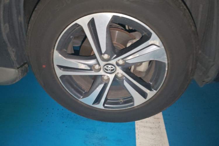 Used Toyota RAV4 2015 2.0L CVT Two-Wheel Drive Fashion Edition Right Front Wheel Hub