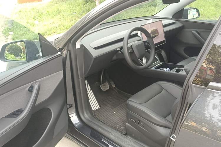Used Tesla Model Y 2025 Rear-Wheel-Drive Version Driver Seat