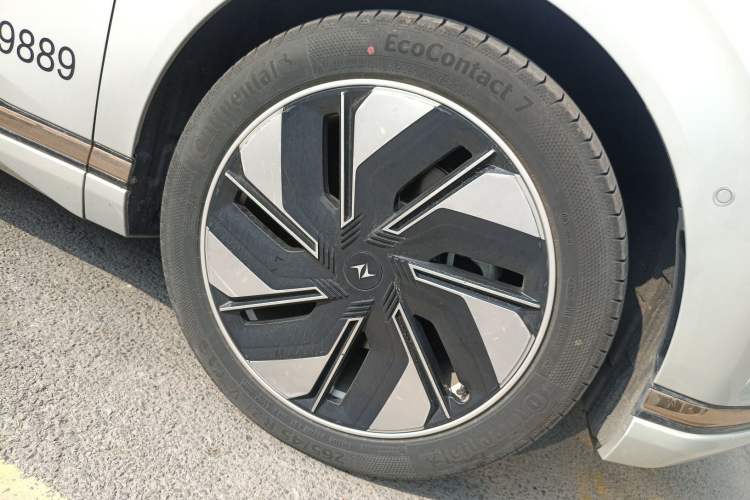 Used Dongfeng eπ eπ008 2024 210Max Range-Extended Version 6 Seats Right Front Wheel Hub