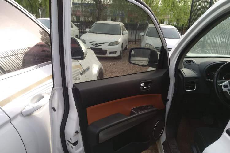 Used Dongfeng Fengdu MX6 2016 2.0L CVT Two-Wheel Drive All-Around Version
