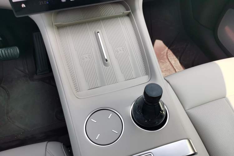 Used Xiaomi Auto YU7 2025 Ultra-Long Range High-Performance All-Wheel-Drive Max Edition Gear Lever