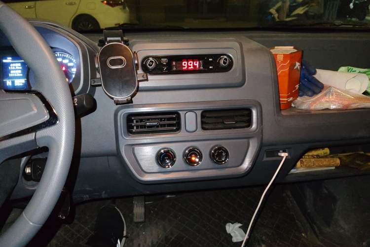 Used Wuling Yangguang 2024 300KM Comfort Version Passenger Van 75kW
