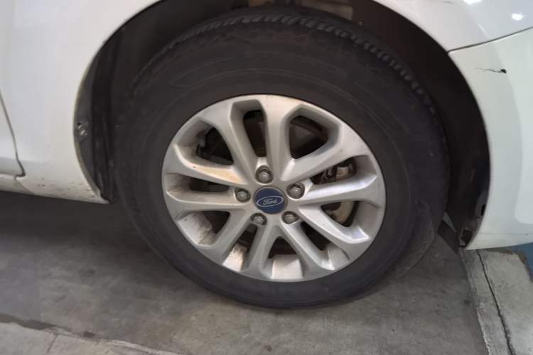 Used Ford Focus 2013 Hatchback Classic 1.8L Automatic Base Model Right Front Wheel Hub