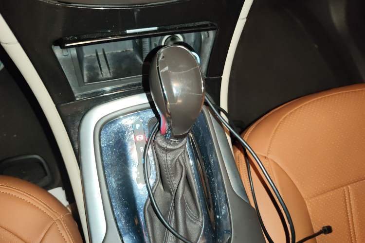 Used Buick Regal 2014 2.0L Leading Fashion Edition Gear Lever