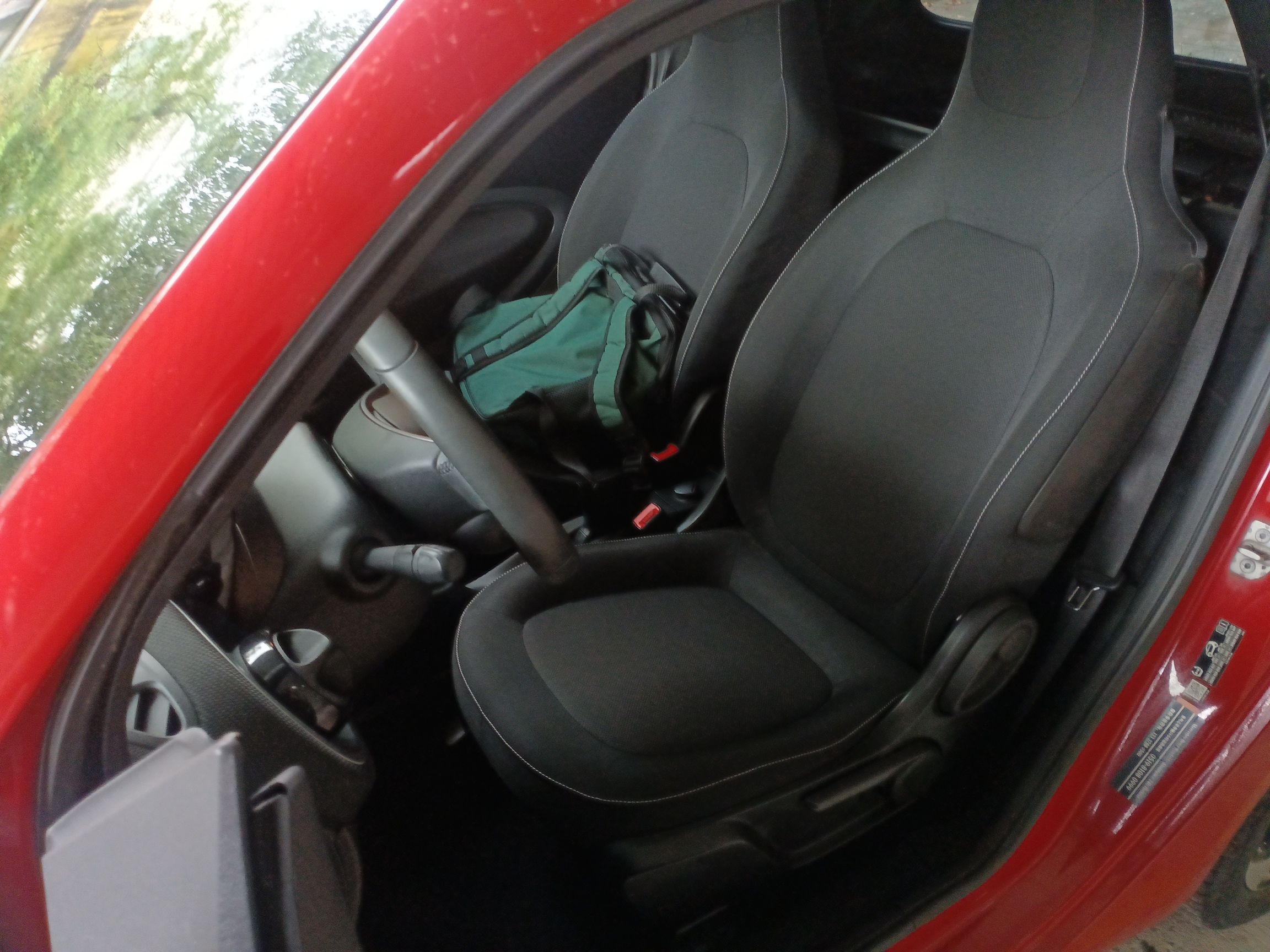 المقاعد الأمامية داخل السيارة