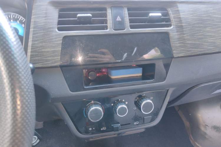 Used Jinbei Hiace X30 2023 1.5L Super-Comfortable Passenger Van 5/6/7-Seater Non-Air-Conditioned Version Model SWC15M Audio And AC Panel