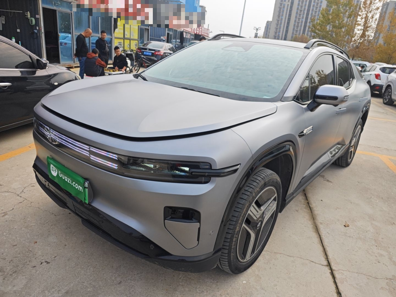 تحت مقدمة السيارة