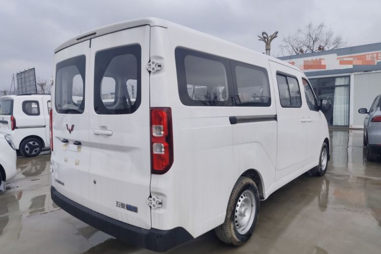 Used Wuling Yangguang 2024 300KM Comfort Version Passenger Van 75kW

