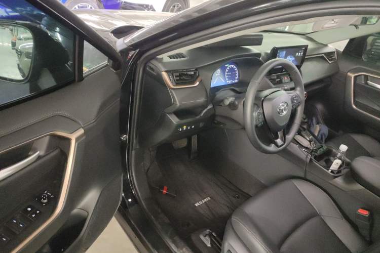 Used Toyota Wildlander 2024 Dual-Motor 2.5L E-CVT Two-Wheel Drive Luxury PLUS Edition
