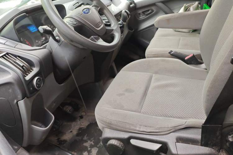 Used Ford Transit 2019 2.0T Diesel Multi-Purpose Commercial Vehicle Short Wheelbase Low Roof 6-Seater China VI Standard
