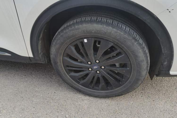 Used Ford Escape 2024 EcoBoost 245 Two-Wheel-Drive Titanium Edition Right Front Wheel Hub