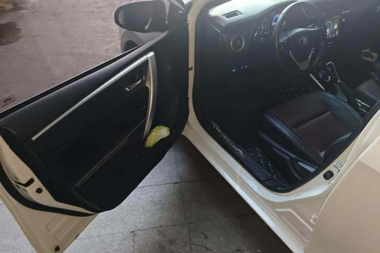 Used Toyota Corolla 2018 Dual-Engine 1.8L E-CVT Smart Edition Driver Seat