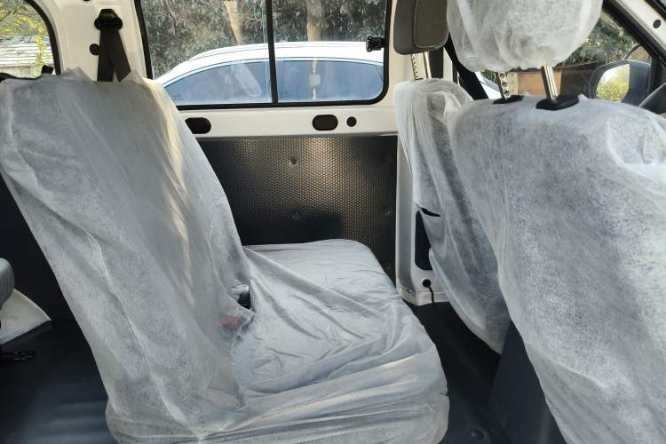 Used Wuling Yangguang 2024 300KM Comfort Version Passenger Van 75kW