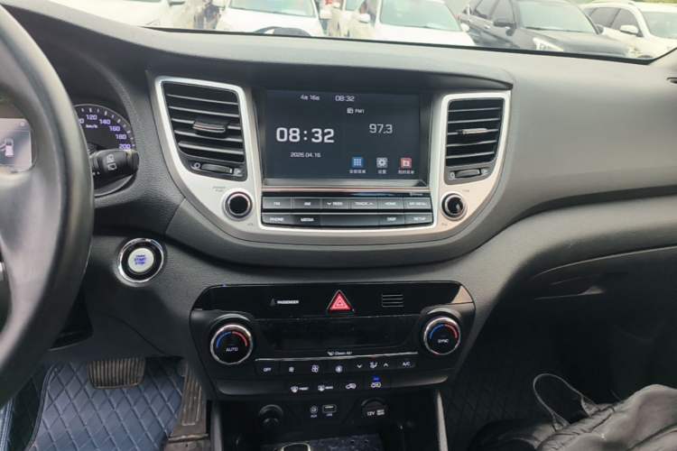 Used Hyundai Tucson 2015 1.6T Dual-Clutch Two-Wheel-Drive Smart Model Audio And AC Panel
