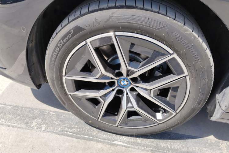 Used BMW i5 2025 eDrive 35L M Sport Package Left Front Wheel Hub