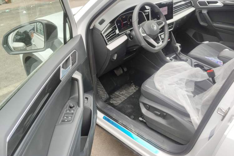 Used Volkswagen Tiguan L 2025 Model, Outstanding Version, 300TSI Automatic Two-Wheel Drive Longteng Edition Driver Seat