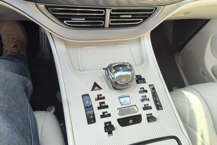 Used Denza D9 2025 DM-i Intelligent Drive 1020 Four-Wheel Drive Prestige Model
