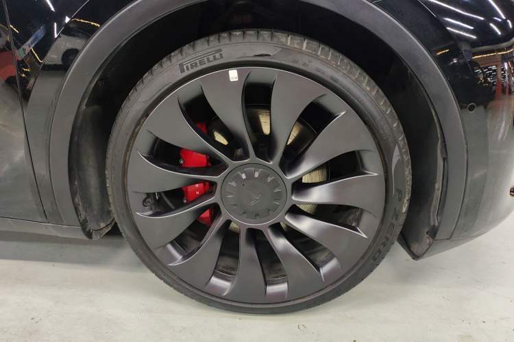 Used Tesla Model Y 2022 Performance High-Performance All-Wheel-Drive Version Left Front Wheel Hub