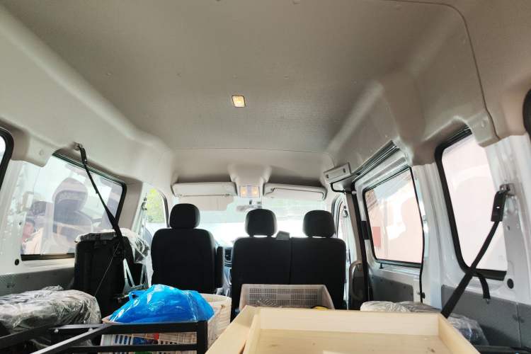 Used SAIC MAXUS Xintu V80 2024 Aotong Value Edition 6MT Long-Wheelbase Mid-Roof Model with 127 Ps Available in 6/7/8/9-Seater Configurations Headliner