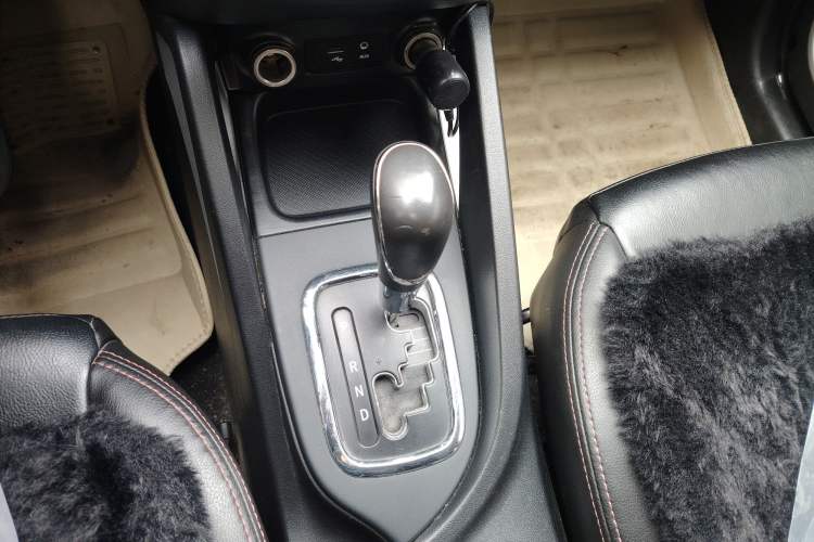Used CHANGAN CS35 2015 1.6L Automatic Luxury Model China IV Standard Gear Lever