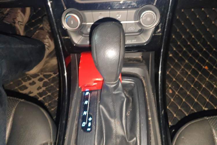 Used JMC Yusheng S330 2016 1.5L GTDi Automatic Two-Wheel Drive Fashion Edition Gear Lever