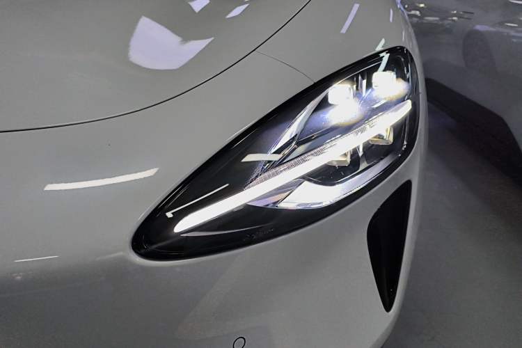 Used Xiaomi Auto SU7 2024 Rear-Drive Ultra-Long Range Advanced Pro-Level Intelligent Driving Version Left Front Headlight