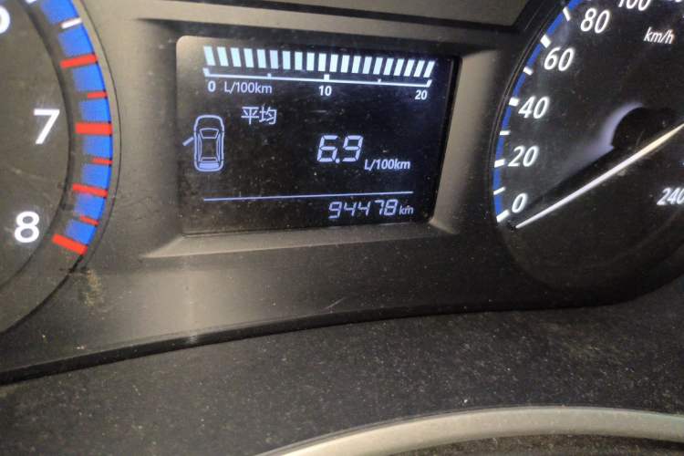 Used Venucia T90 2017 2.0L Manual Fashion Edition Odometer Close Up