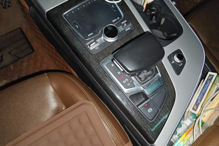 Used Audi Q7  Gear Lever