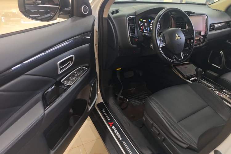 Used Mitsubishi Outlander 2019 2.4L 4x4 Zhi Xiang Edition 7 Seats China VI Standard
