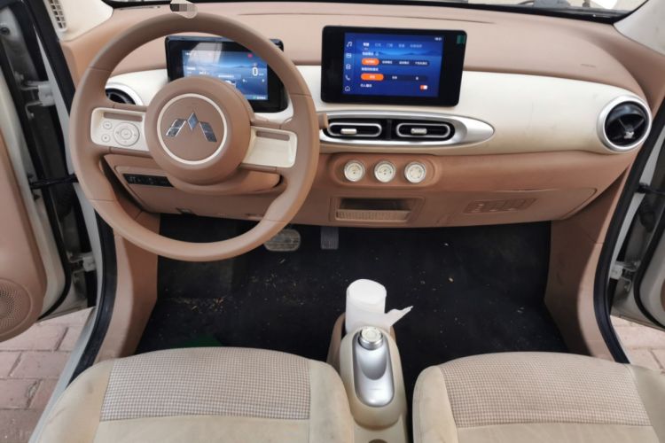 Used Wuling Hongguang MINIEV 2025 Four-Door Version Zhenxiang+ Edition Center Console