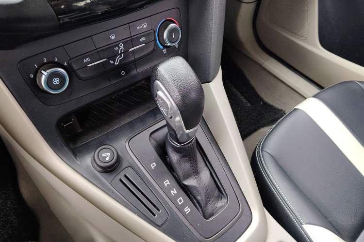 Used Ford Focus 2015 Sedan 1.6L Automatic Comfort Model Gear Lever
