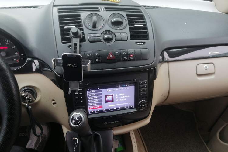 Used Mercedes-Benz Vito 2011 2.5L 7-seater executive version Audio And AC Panel