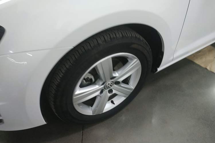 Used Volkswagen Golf 2015 1.4TSI Automatic Luxury Model Left Front Wheel Hub