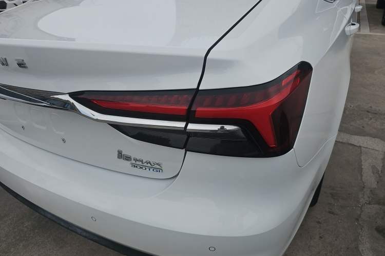 Used Roewe i6 MAX 2020 300TGI Automatic "Swell Cool Smart Drive" Edition Right Rear Taillight