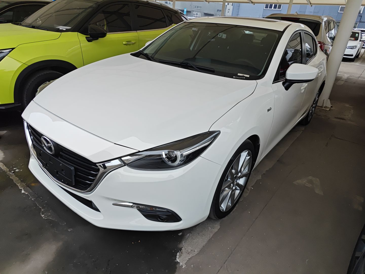 تحت مقدمة السيارة