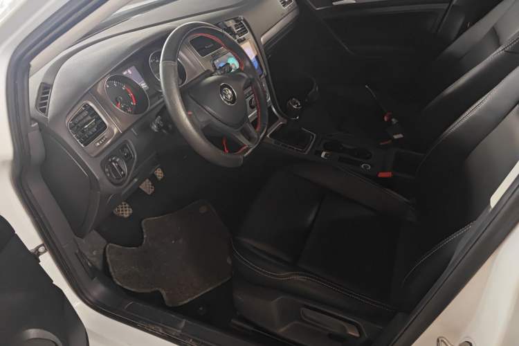 Used Volkswagen Golf 2016 1.6L Manual Fashion Edition
