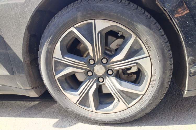 Used Hongqi E-QM5 2022 431 km Charge & Enjoy Edition Right Front Wheel Hub