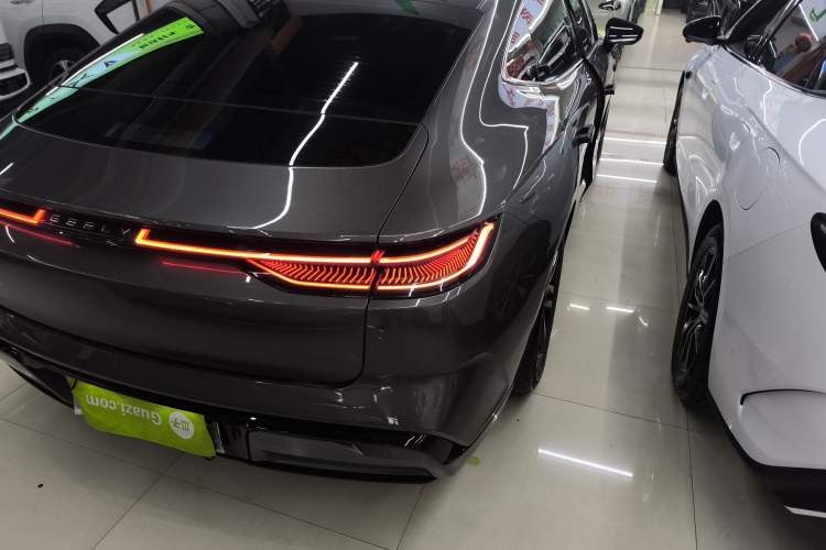 Used Geely Galaxy E8 2024 550 km Range Rear-Wheel-Drive PRO
