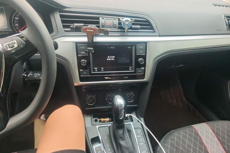 Used Volkswagen Lamando 2019 230TSI DSG Fashion Edition China V Standard Audio And AC Panel