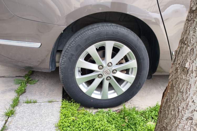 Used Buick GL8 2017 25S Luxury Version China V Standard Right Rear Wheel Hub