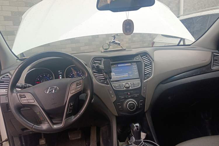 Used Hyundai Grand SantaFe 2013 3.0L 7-Seater Two-Wheel Drive Comfort Edition Center Console