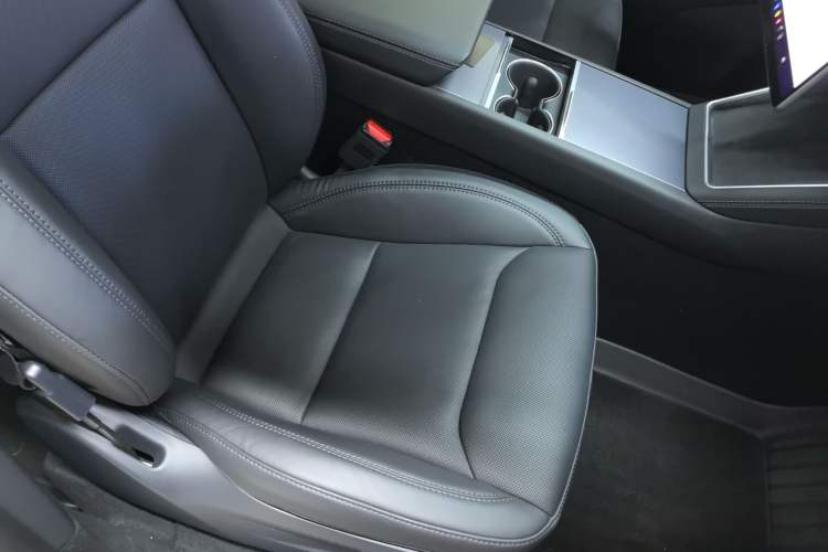 Used Tesla Model Y 2025 Rear-Wheel-Drive Version